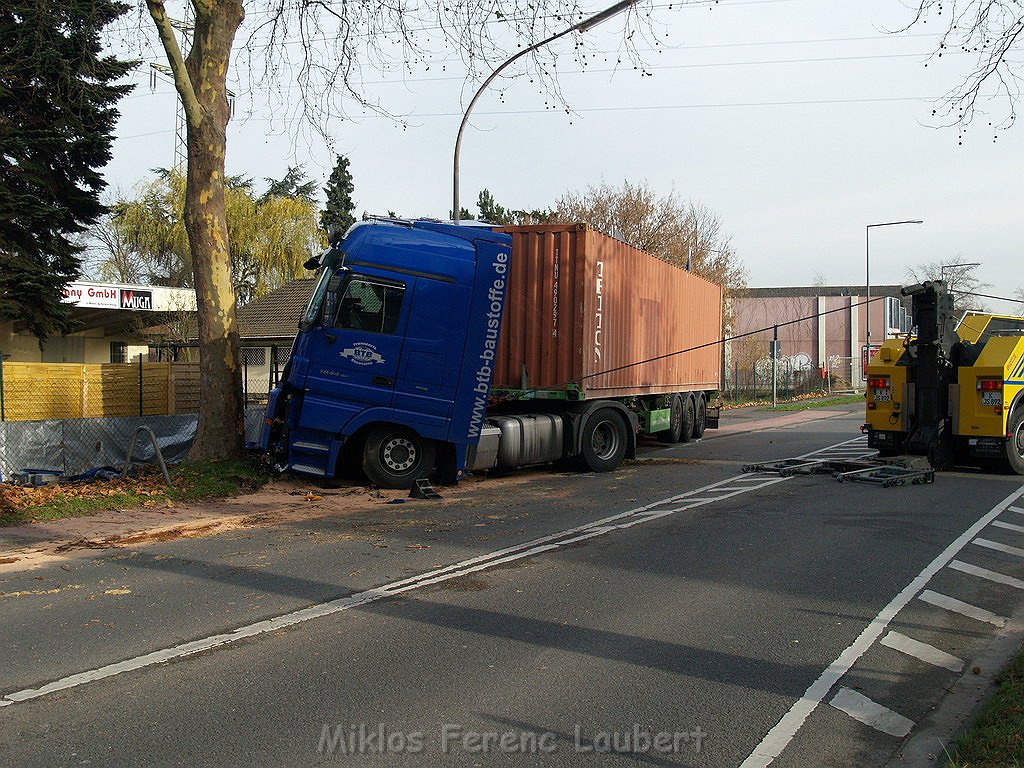 VU LKW gegen Baum Koeln Merheim Olpenerstr P375.JPG